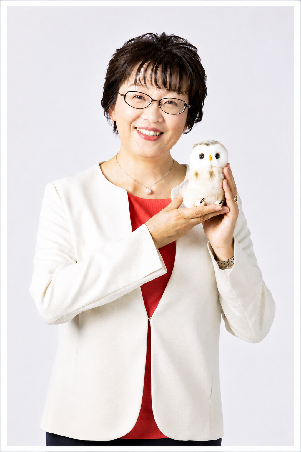 フクロウを持つ三浦ゆみこ